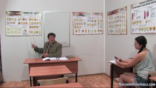 Thầy giáo dạy Sinh và cô học trò tò mò