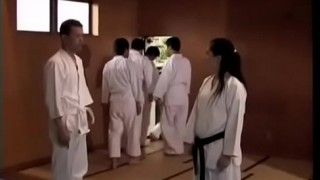 Thầy dạy võ “làm thịt” em học trò xinh đẹp